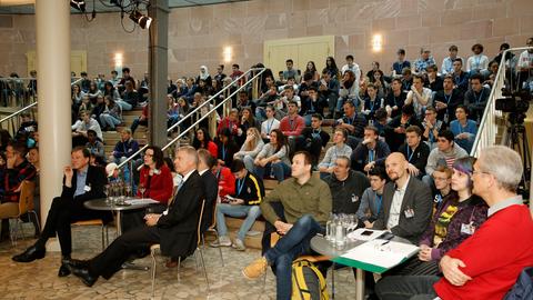 Schülerinnen und Schüler beim Auftakt des Jugendmedientags COME ON im hr.