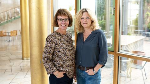 Petra Boberg (li.) und Sabine Mieder berichten vom Projekt "Unterricht ungenügend".