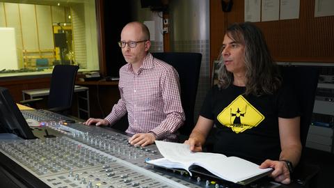 Die Tontechniker Thomas Rombach und André Bouchareb arbeiten am Hörspiel "Northanger Abbey"