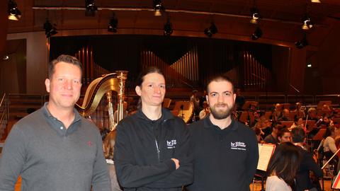 Stage-Management: die Orchesterwarte des hr-Sinfonieorchesters Hardin Hass, Kimon Roggenbuck und Alexander Planz (von links