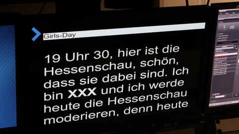 Blick auf einen Teleprompter mit Moderationstext: "19 Uhr 30. Hier ist die Hessenschau. Schön, dass Sie dabei sind. Mein name ist XXX und ich werde heute moderieren, denn heute ist 'Girls' Day' ..."