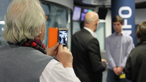 Gast fotografiert beim hr-iNFO-Besuch