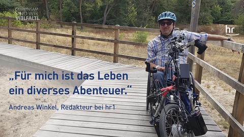 Andreas Winkel (hr1-Redakteur) im Spezial-Rollstuhl auf einem Holzsteg am Strand, dazu der Spruch: "Für mich ist das Leben ein diverses Abenteuer."