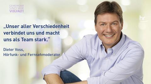 Porträt Dieter Voss, Fernseh- und Radiomoderator, mit Spruch: "Unser aller Verschiedenheit verbindet uns und macht uns als Team stark."