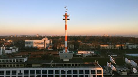 hr-Sendemast beim Hessischen Rundfunk in Frankfurt am Main im Abendlicht