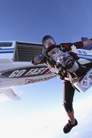 Onkel Otto springt mit einem Tandemsprung aus einem Flugzeug 