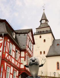 Onkel Otto steht vor der Kirche von Haiger