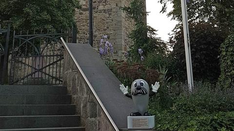 Onkel Otto vor einer Kirche in Allendorf