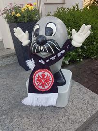 Onkel Otto mit einem Fanschal der Frankfurter Eintracht