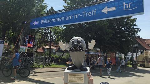 Onkel Otto vor einem Banner mit der Aufschrift "Willkommen am hr-Treff"