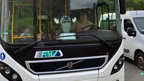 Onkel Otto sitzt im Bus neben dem Busfahrer.