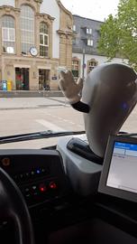 Onkel Otto fährt im Bus durch Marburg und schaut aus dem Fenster.