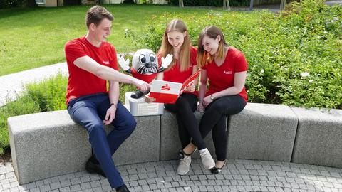 Onkel Otto zusammen mit drei Auszubildenden der Sparkasse Grünberg