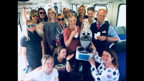 Onkel Otto mit einer Gruppe Frauen und dem Zugbegleiter in der Kurhessenbahn