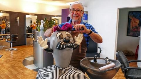 Onkel Otto im Friseursalon mit einer lilafarbenen Haarsträhne