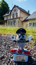 Onkel Otto mit Eisenbahner-Mütze und einem kleinen Modellzug am Bahnhof Rabenau-Londorf