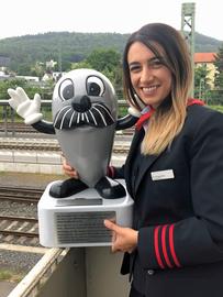 Onkel Otto mit der Zugbegleiterin Mehtap Karagandere am Bahnhof in Marburg