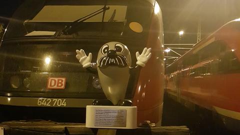 Onkel Otto nachts im Hauptbahnhof Kassel 