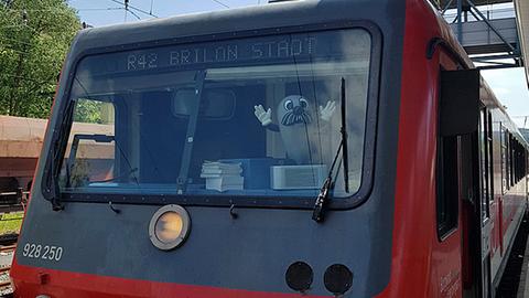 Onkel Otto im Führerhäuschen einer Regionalbahn