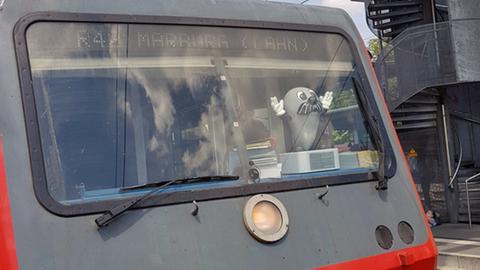 Onkel Otto im Führerhäuschen einer Regionalbahn