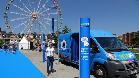 Sarina Haase mit der WIR-Box auf dem Hessentag in Bad Hersfeld